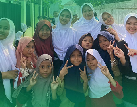 OSIS MA Sahid masa bakti 2025/2026 mengadakan santunan di LKSA Leuwiliang, Bogor, dengan berbagi sembako, uang santunan, dan kebahagiaan bersama anak-anak.